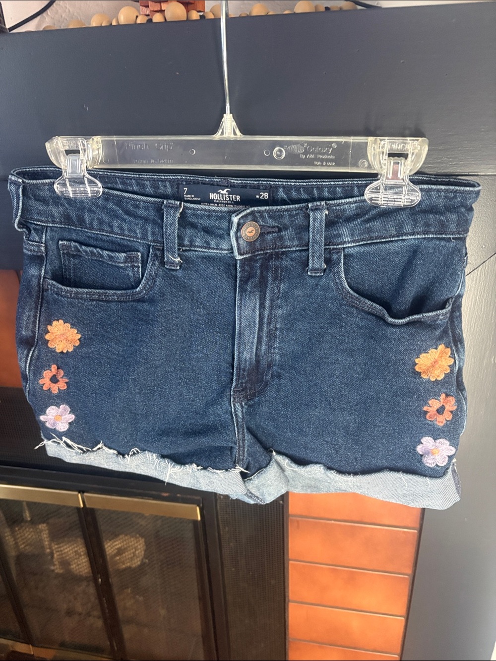 Hollister Dark Wash Floral Embroidered Denim Shorts - Blue size 28